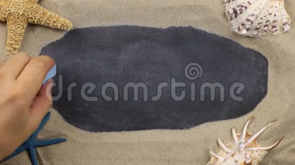 欢迎词写在黑板上的贝壳和海星躺在沙滩上手写字视频的预览图
