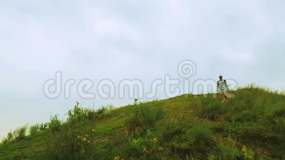 一位背着背包的女游客从山上下来时光飞逝视频的预览图