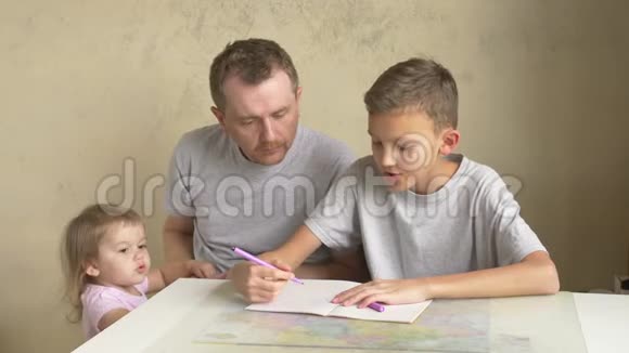 两个兄弟姐妹声称父亲注意家庭作业和书本视频的预览图