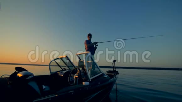 两个人在开阔的水面上钓鱼视频的预览图