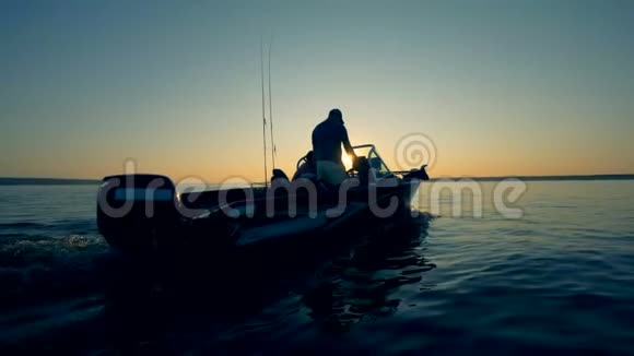 两人驾驶摩托艇欣赏日出视频的预览图