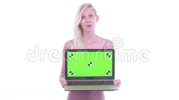 一位年轻漂亮的金发美女一边说一边展示笔记本电脑视频的预览图