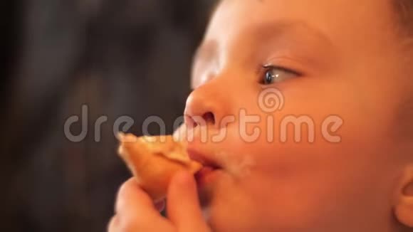 一张小男孩的肖像他吃了一种白色香草冰淇淋脸上涂满了冰淇淋孩子说视频的预览图