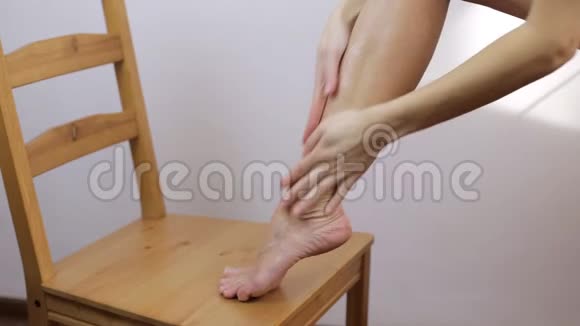 女孩用一种特殊的工具照顾脚的皮肤视频的预览图