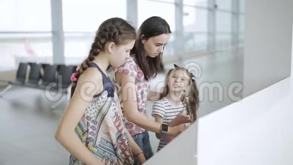 在机场的幸福家庭用电子陶瓷制作照片视频的预览图