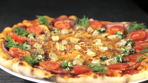 美味的比萨饼它能旋转自然带香肠西红柿和蘑菇的披萨视频的预览图