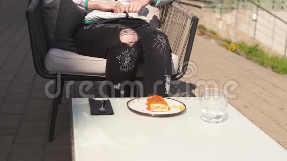 快乐的旅行者在餐馆吃甜蛋糕甜点波浪状棕色头发白白白种人女性穿着浅色衣服视频的预览图