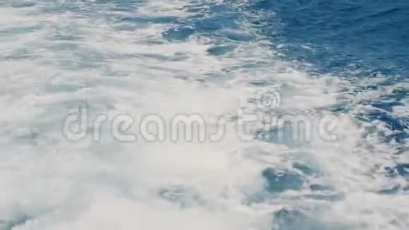 美丽的背景拍摄白色的船跟踪海沫闪耀白色后大旅行船航行在一个阳光明媚的日子视频的预览图