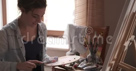 女人用调色板刀作画视频的预览图