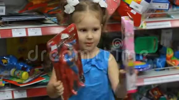 超市里的小女孩为自己选择了一个玩具孩子购物视频的预览图