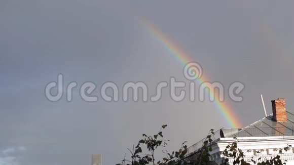 云和明亮的彩虹在屋顶上视频的预览图