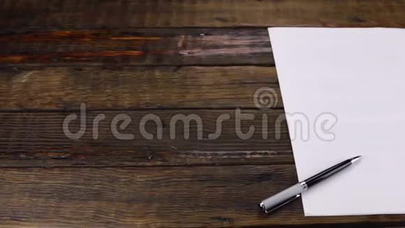滑动镜头笔放在一张干净的纸上有复印空间视频的预览图
