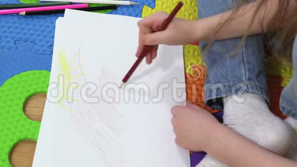 小女孩画白纸上的风景视频的预览图