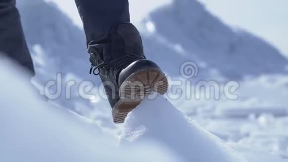 在寒冷的冬天未被认出的人爬上了冰冰河的顶端慢动作视频的预览图