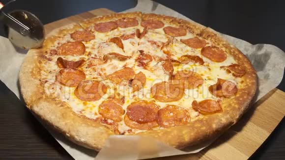 香肠脆的热的新鲜披萨披萨刀视频的预览图
