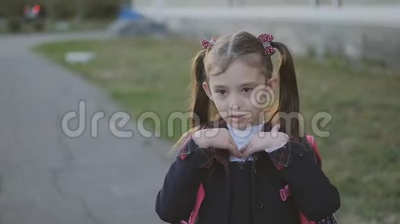 小女生唱着欢快的歌舞穿校服和背包的女孩慢动作视频的预览图