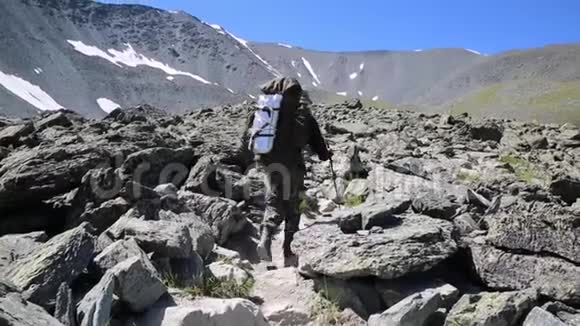 登山者慢慢地爬上悬崖视频的预览图