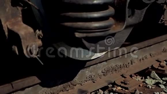 火车车轮的视角视频的预览图