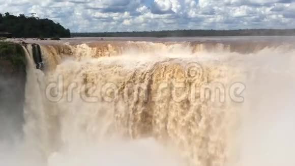 在阿根廷北部伊瓜苏国家公园的瀑布瀑布中最强大的魔鬼的咽喉视频的预览图