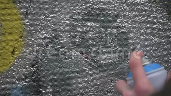 街头涂鸦艺术家在混凝土墙上用喷漆制作艺术街头艺术城市文化视频的预览图