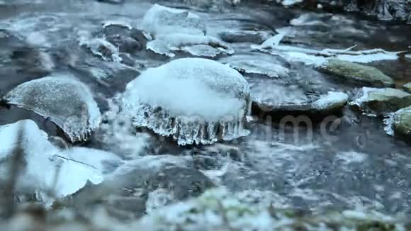 冰在石头上视频的预览图
