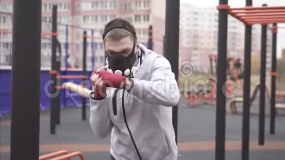 一个戴着训练面具的人在运动场上打拳击慢莫视频的预览图