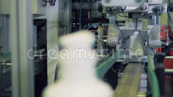 工厂的机器正在塑造塑料瓶并将其切断视频的预览图