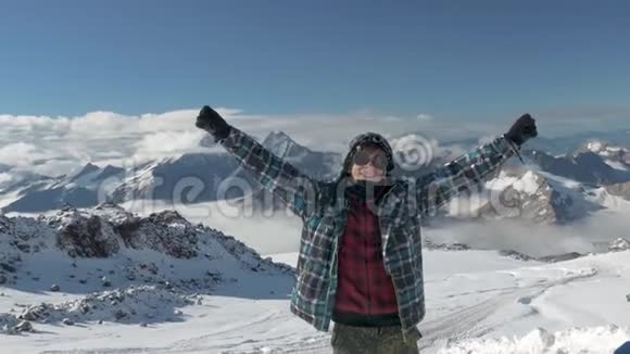 一个14岁的少年在山上高高地站起来对这次胜利感到非常高兴埃尔布鲁斯是视频的预览图