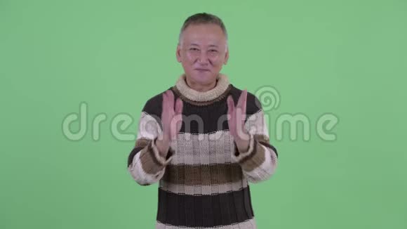 快乐成熟的日本男人拍手视频的预览图