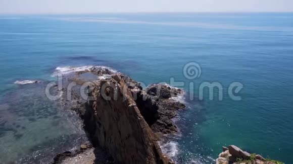 美丽的夏日海景美丽的风景岩石海岸的绿松石海和绿草视频的预览图