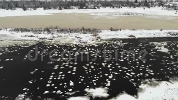 从空中俯瞰冰冻的沼泽视频的预览图