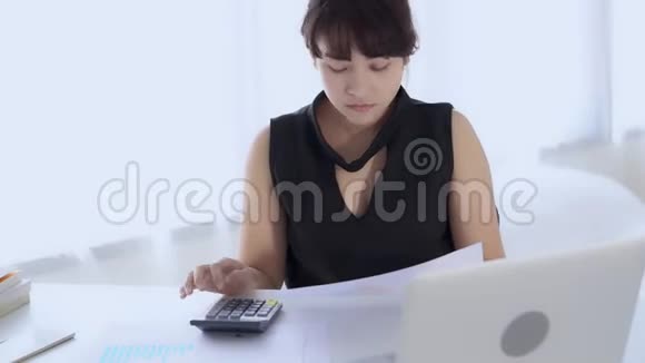 女商人用统计和计算器计算财务费用视频的预览图