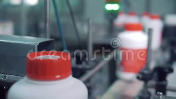 贴着标签的塑料瓶在近距离移动和滚动视频的预览图
