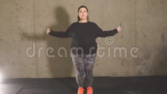 健身房里的胖女孩用跳绳视频的预览图