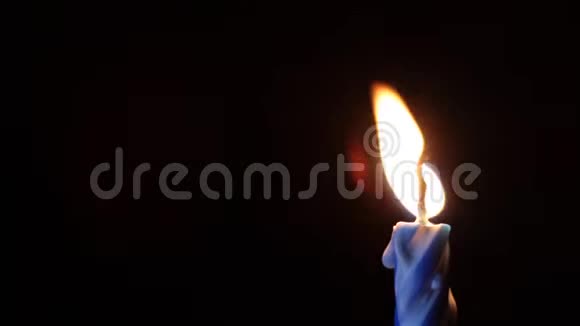 黑色背景下的单一蜡烛火焰视频的预览图