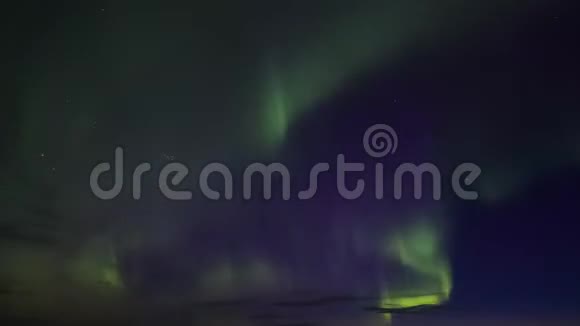 北极光夜空中的北极光时光流逝视频的预览图