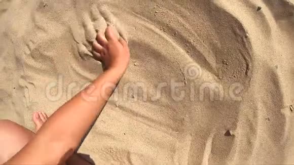 手在沙面上移动俯视视频的预览图
