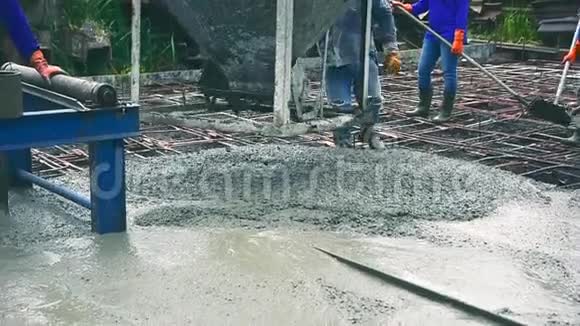 在浇筑预拌混凝土后使用混凝土钢篮进行水泥视频的预览图