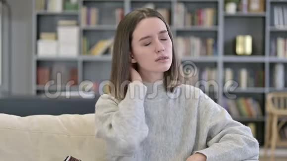 疲惫的年轻女子颈部疼痛的肖像视频的预览图