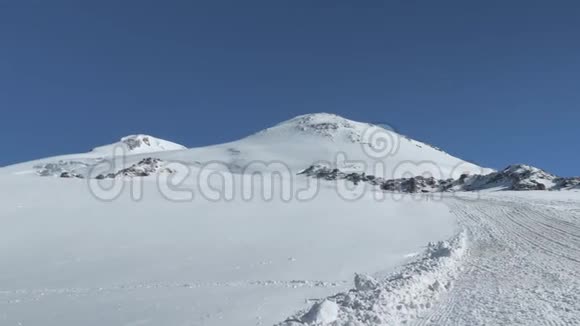 埃尔布鲁斯峰的全景少年走上小路拍摄镜头视频的预览图