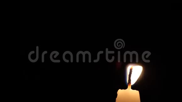 黑色背景下的单一蜡烛火焰视频的预览图