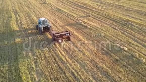 履带式拖拉机打包机将草捆推至田间视频的预览图