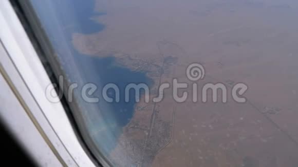 从飞机窗的高度俯瞰海边度假小镇视频的预览图