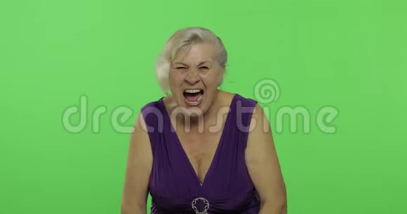 一个老妇人笑了老奶奶笑了铬键视频的预览图