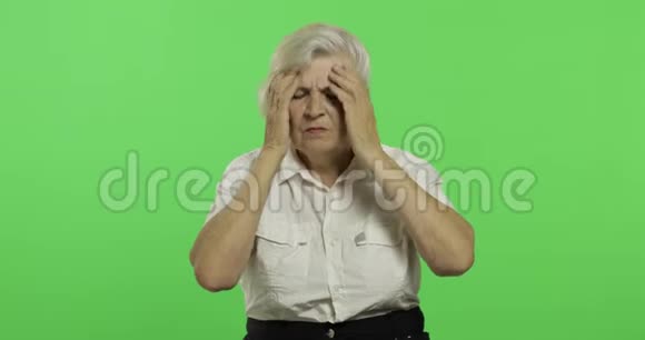 一位老年妇女患头痛痛症老奶奶铬键视频的预览图
