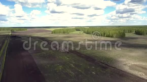 空中小货车与拖拉机站在田野之间视频的预览图