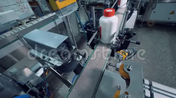 装有化学物质的塑料瓶被机器打磨视频的预览图