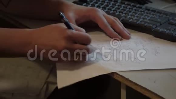 男人写在一张纸上视频的预览图
