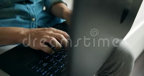 女人在笔记本电脑上发短信视频的预览图