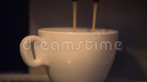 关闭破碎的咖啡机把太多的咖啡塞进杯子里早上的饮料洒在杯子上弄得一团糟视频的预览图
